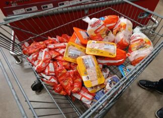 Operação para fiscalizar bebidas autua supermercado por carne imprópria