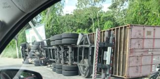 Carreta tomba, atinge poste e afeta trânsito no Distrito Industrial