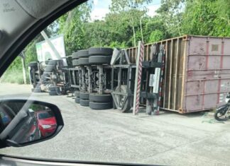 Carreta tomba, atinge poste e afeta trânsito no Distrito Industrial
