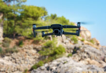 Saiba porque a Otan quer drones baratos para enfrentar a Rússia Flying drone on mountain background