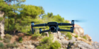 Saiba porque a Otan quer drones baratos para enfrentar a Rússia Flying drone on mountain background