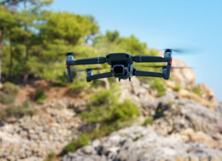 Saiba porque a Otan quer drones baratos para enfrentar a Rússia Flying drone on mountain background