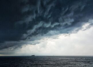 Ventos fortes em SP derrubam cobertura de arena e deixam 8 feridos
