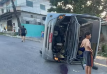 Microônibus perde freio, bate em poste e tomba em ladeira de Manaus
