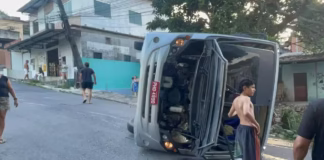 Microônibus perde freio, bate em poste e tomba em ladeira de Manaus
