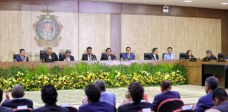 Presidente do TCE-AM compõe mesa de honra na cerimônia da Medalha da Ordem do Mérito Judiciário do TJAM