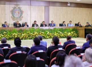 Presidente do TCE-AM compõe mesa de honra na cerimônia da Medalha da Ordem do Mérito Judiciário do TJAM
