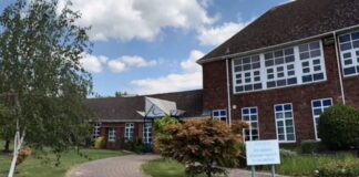 Escola retira espelhos dos banheiros dos alunos; entenda o motivo