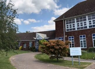 Escola retira espelhos dos banheiros dos alunos; entenda o motivo