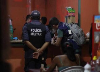 Bebidas vencidas e adulteradas são apreendidas em bares e adegas durante operação em Manaus