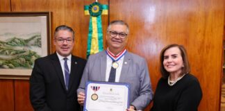 Presidente e Corregedor do TCE-AM entregam Colar do Mérito de Contas ao ministro do STF, Flávio Dino