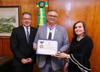 Presidente e Corregedor do TCE-AM entregam Colar do Mérito de Contas ao ministro do STF, Flávio Dino