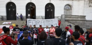 Entregadores protestam contra modalidade nova de trabalho do iFood