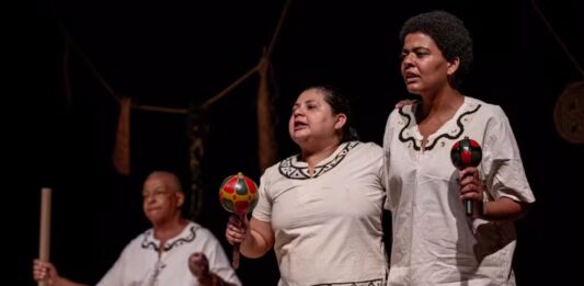 ‘Gotas de Saberes’ leva teatro indígena gratuito à periferia de Manaus