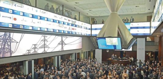 Bolsa sobe 0,37% e quase volta a bater recorde