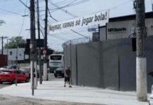 Faixa com cobrança a Neymar é colocada em frente ao CT do Santos