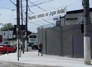 Faixa com cobrança a Neymar é colocada em frente ao CT do Santos