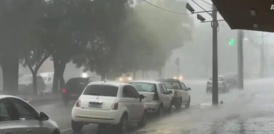 Ciclone causa danos em dez municípios gaúchos e 200 mil ficam sem luz