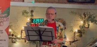 Homem canta músicas natalinas por 42 horas e quebra recorde mundial