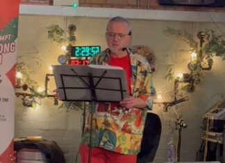 Homem canta músicas natalinas por 42 horas e quebra recorde mundial