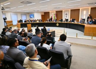 TCE-AM inicia julgamento das contas da Prefeitura de Manaus de 2024 e adia análise após pedido de vistas