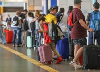 Pilotos e comissários podem entrar em greve a partir de 1º de janeiro