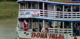 Papai Noel ribeirinho leva presentes à comunidades da Amazônia há 27 anos