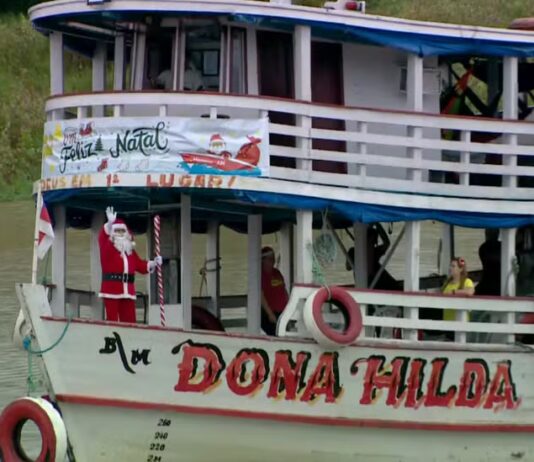 Papai Noel ribeirinho leva presentes à comunidades da Amazônia há 27 anos
