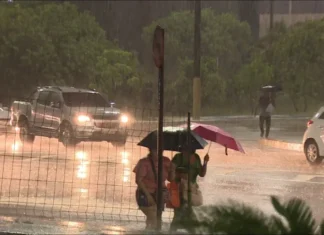 Manaus em estado de atenção por chuvas; saiba como pedir ajuda à Defesa Civil