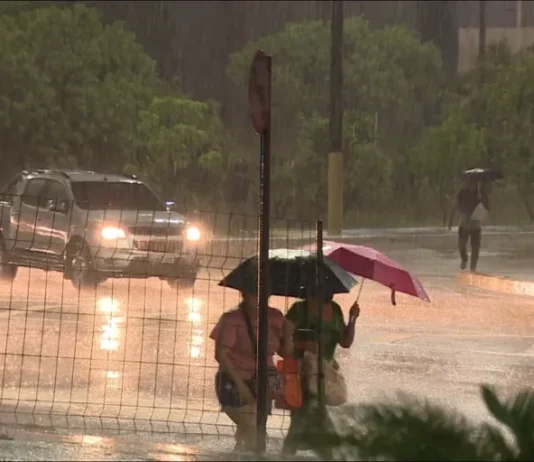 Manaus em estado de atenção por chuvas; saiba como pedir ajuda à Defesa Civil