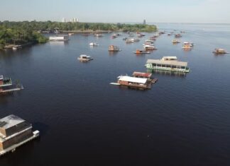 Justiça rejeita plano da prefeitura e manda iniciar retirada de flutuantes do Tarumã-Açu em 2026