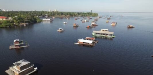 Justiça rejeita plano da prefeitura e manda iniciar retirada de flutuantes do Tarumã-Açu em 2026