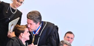 Yara Amazônia Lins recebe homenagem pelos 50 anos de carreira durante posse no TCE-AM