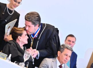 Yara Amazônia Lins recebe homenagem pelos 50 anos de carreira durante posse no TCE-AM