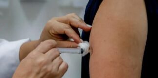 Após cinco anos de vacinação, covid recua, mas ainda preocupa