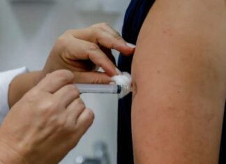 Após cinco anos de vacinação, covid recua, mas ainda preocupa