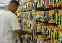 Preço de material escolar pode variar até 276% nas papelarias de SP