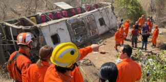 Ônibus com 60 pessoas a bordo capota em Alagoas e deixa 15 mortos