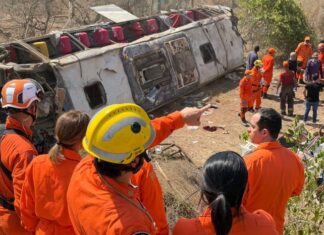Ônibus com 60 pessoas a bordo capota em Alagoas e deixa 15 mortos