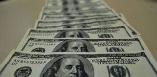 Dólar cai para R$ 5,24, e bolsa sobe 3,24% após fala de Trump