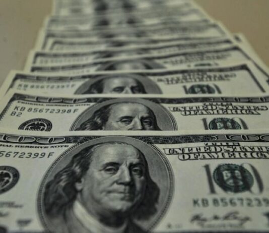 Dólar cai para R$ 5,24, e bolsa sobe 3,24% após fala de Trump