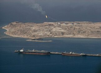 Irã diz que Estreito de Ormuz está fechado e ameaça incendiar navios