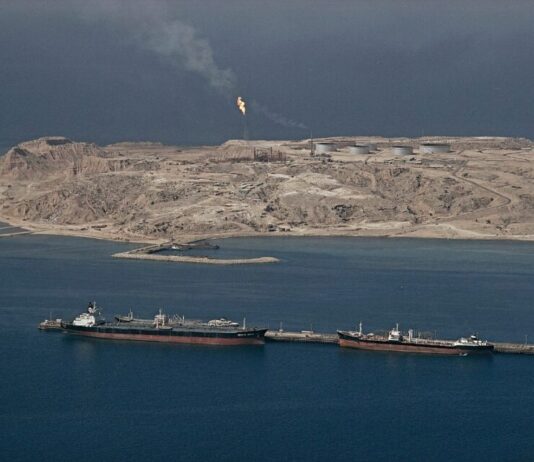 Irã diz que Estreito de Ormuz está fechado e ameaça incendiar navios