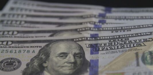 Dólar encosta em R$ 5,25 com agravamento da guerra no Oriente Médio