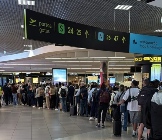 Passageiros reclamam do caos no Aeroporto de Lisboa: ‘Chegue 14 horas antes’