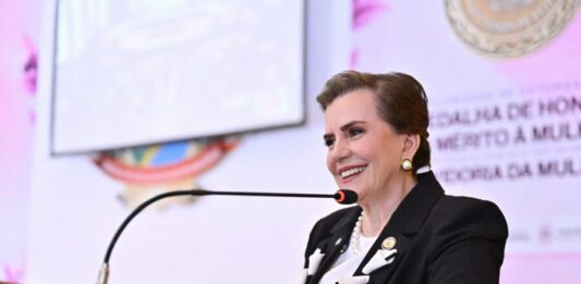 “Dar voz é missão”: Yara Lins enaltece mulheres durante outorga da Medalha de Honra ao Mérito no TCE-AM