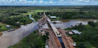 Ponte Autaz Mirim é concretada e começa a receber asfalto na BR-319