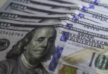 Dólar supera R$ 5,20, e bolsa cai com expectativa por juros nos EUA
