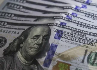 Dólar fecha no maior valor em duas semanas após queda do petróleo