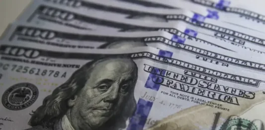Dólar fecha no maior valor em duas semanas após queda do petróleo